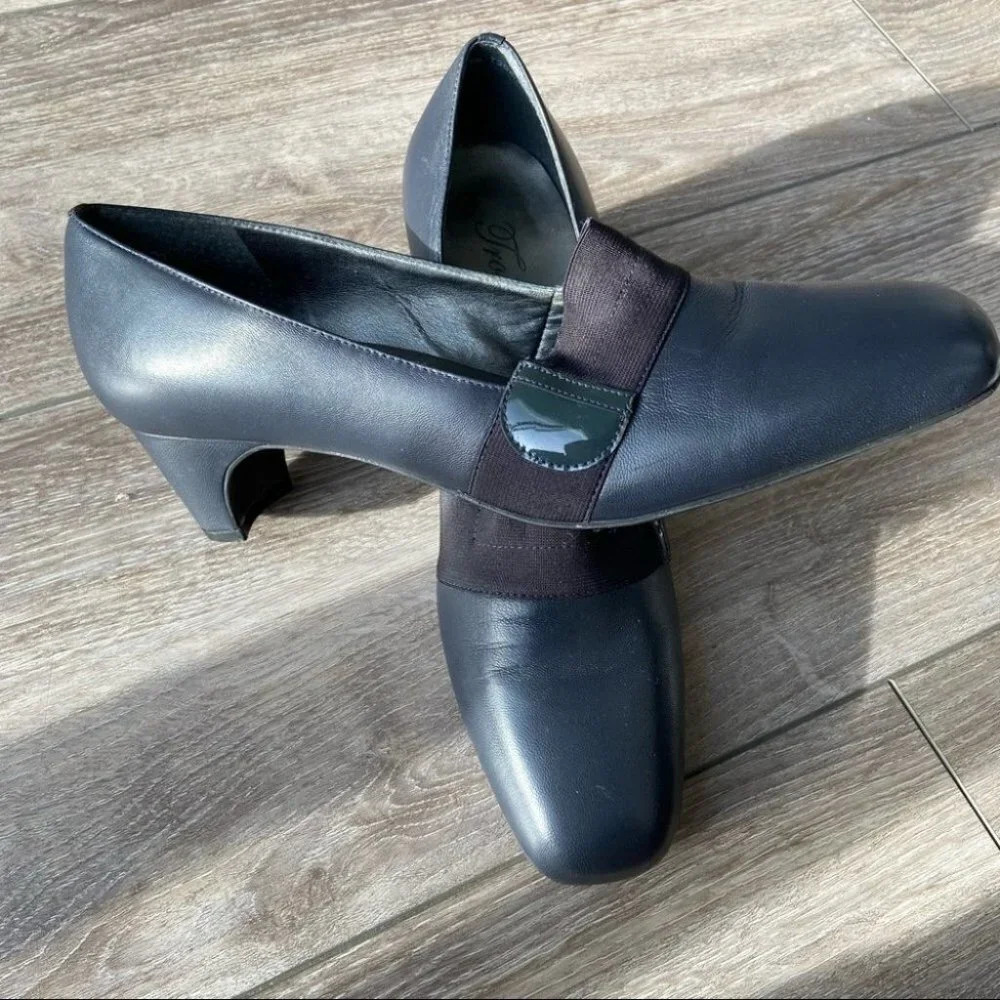 Trotters Women's Beth  Pump in Navy Kid